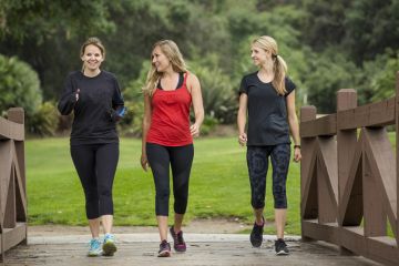 Outdoor Fitness für junge Mütter nach der Schwangerschaft